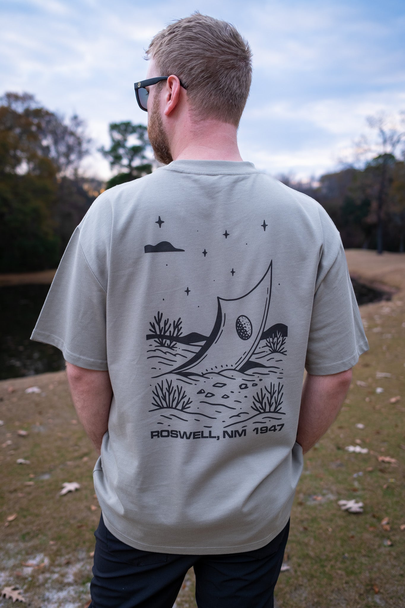 model | T-Shirt Back Eucalyptus Ecru White Navy Pine Green Pistachio